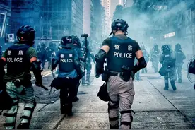港魂犹在，被黑暴狂砍20刀的警察威sir王者归来，讲述平暴往事图片