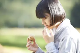 都笑她胖成了“发面馒头”，七年前，她可是文艺界第一接班人图片