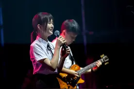 一件校服，一群伙伴，整个青春，他们来啦！甜美夏日，蓝光乐队歌声动人唱响台儿庄古城！图片