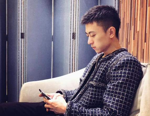 游戏圈最出名的神豪，官方专门为他设服务器，装备能换上海一套房