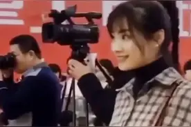 不露胳膊不露腿，穿格子衫的幼儿园老师火了，她造型有奥妙之处图片