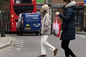 龙妈不愧是女明星！全身穿满名牌还不带保镖，光1个包就1万多图片