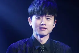 事业不顺曾想跳楼轻生，粉丝众筹帮他解约，风光的张杰辛酸的往事图片