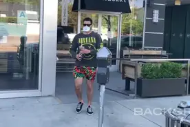 “绝望的主妇”男星杰西·麦特卡尔菲4月27日对狗仔保持沉默图片