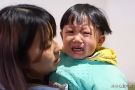 萌娃不到1岁双眼颤抖，妈妈带他去医院检查，发现孩子已经失明图片