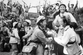 志愿军女兵力气有多大？平均十七八岁，200斤大米扛起就走图片