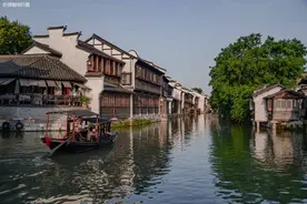 中国千年枕水人家，尽显江南水乡古韵，还有一口“天下第一锅”图片