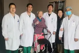 九旬老妪腰椎压缩性骨折 哈市第一医院成功手术使其站立图片