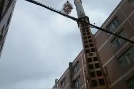 替三大厂家说一句：吊车大臂侧弯是通病，都是被太阳晒的图片