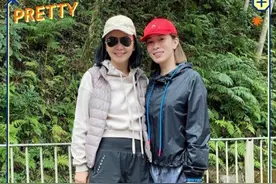 45岁佘诗曼似冻龄，大腿比曾华倩小腿还细！相差10岁像两代人图片