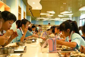一校一策 自愿原则 政府补助 太原城六区公办小学将推行“放心午餐”图片