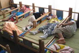 幼儿园午睡实拍图，看完恍然大悟，这3种衣服危险又麻烦，别再买图片