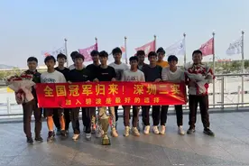 代表广东出战的深圳实验二中获得全国中学生五人足球冠军图片