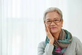 老人身上有味道是因为不常洗澡吗？做好5件事，轻松去除老年味图片