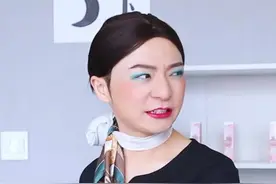 雌雄难分！成都小伙扮“柜姐”爆红，一人挑战10角色，贵妇最受宠图片