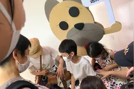 孙俪带儿女久违露面 等等身高已到妈妈肩膀图片