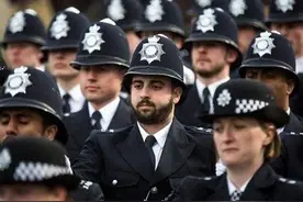 英国警察任务繁重，警衔采用肩章标志，督察年薪5万英镑图片