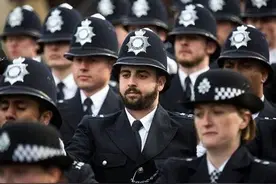 英国警察任务繁重，警衔采用肩章标志，督察年薪5万英镑图片