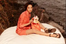 张钧甯封面大片释出，粉橙色西装打破刻板气息，尽显优雅静谧气息图片