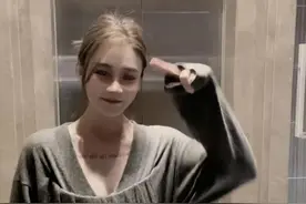 曹云金前妻在家热舞，唐苑穿短衣秀蛮腰，离婚后和孩子生活很幸福图片