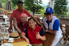 69岁谭咏麟不仅保养得好，穿衣也时髦，九分裤+马甲打扮得像00后图片