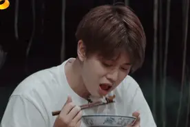 任嘉伦向往的生活吃饭的样子太好看图片