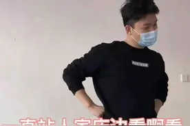 陪产奶爸被隔壁女娃吸引，站着看累就坐着看，网友：羡慕全写脸上图片