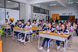 那些在教室里拍视频赚钱的老师们，要点脸吧图片