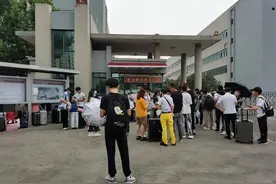 深圳某工厂文员拒绝去流水线帮忙，主管：你就一个打杂的图片