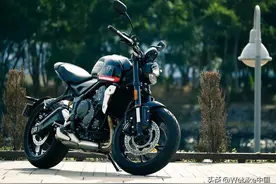 测评当下热门的凯旋“三叉戟”摩托车，称得上平易近人图片