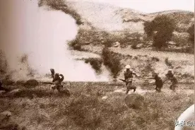 血腥白刃战：日军队长砍死司号员，被八路军连长刺刀钉地图片