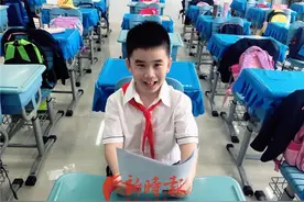 还记得收到“黄冈密卷”的网红萌娃吗？他今天开学啦图片