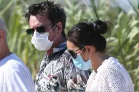 巩俐携71岁老公沙滩漫步，短裤搭配露脐装，女王也有小女人一面图片