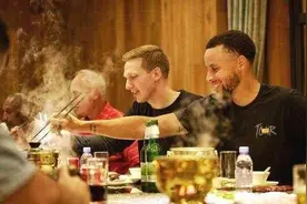 球员来中国都吃啥？库里喜爱麻辣火锅，而众多球星竟都被它俘虏图片