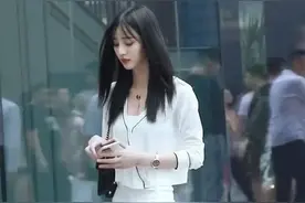 体重不过百的小姐姐，据说穿高跟鞋能锻炼出小腿上的肌肉图片