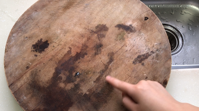 菜板上撒一把，不管多脏多黑的菜板一擦就掉，轻松洗净无细菌