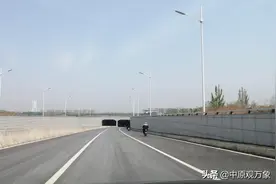郑州东区下穿北龙湖的龙翼四街隧道，上面就是北龙湖的水面图片