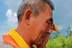 记者走近烈日下的劳动者，切身感受他们在高温炙烤下的最美坚守图片