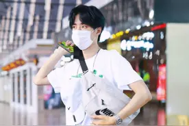 跟随王一博走遍各大机场的Nike腰包，出门必备图片