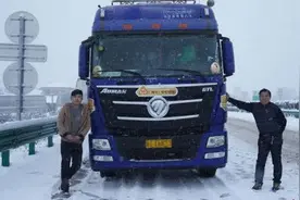 卡车父子跑长途 一路吵架一路照顾！图片