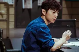 何炅与男子牵手引爆热搜！爱男人还是爱女人，他都是个老好人图片