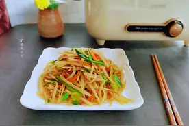 炒土豆丝别直接下锅，先加醋还是后加醋有讲究，土豆丝出锅才脆爽图片