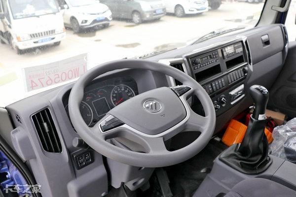 拉砂石料自卸车