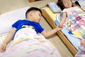 幼儿园老师在群里发孩子午睡的照片，家长发怒质问：太过分了图片