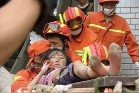 30次手术后，重新站起来的假肢女孩图片