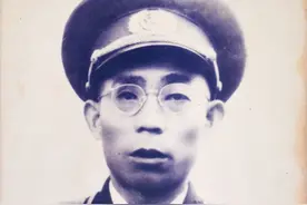 李文清少将荣归故里，前妻下跪道歉，李文清：当年强抢你的恶霸呢图片