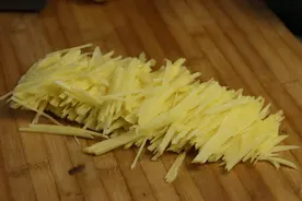 炒土豆丝，什么时候放醋很关键，搞错的人不少，难怪不脆爽还粘锅图片