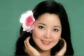 邓丽君终身未嫁，陪伴她一生的翡翠手镯，抵得上好几个豪门了图片