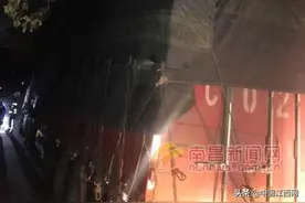 南昌一男子徒手摸万伏高压电线 伤势严重图片