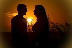 层次越低的男人，越喜欢两种女人，掩饰不住的图片